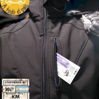 campera soft shell negra 5