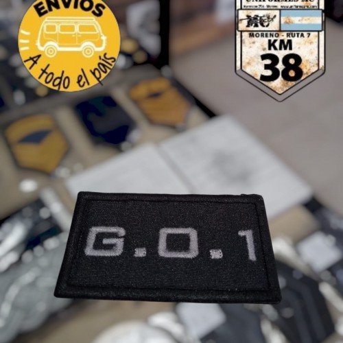 cartel chico G.O.1 gris