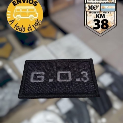 cartel chico G.O.3 gris