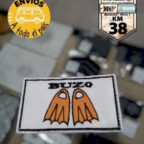 cartel chico buzo blanco