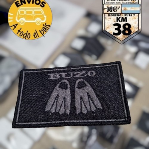 cartel chico buzo gris