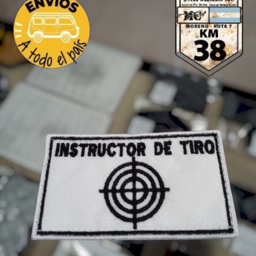 cartel chico instructor tiro blanco